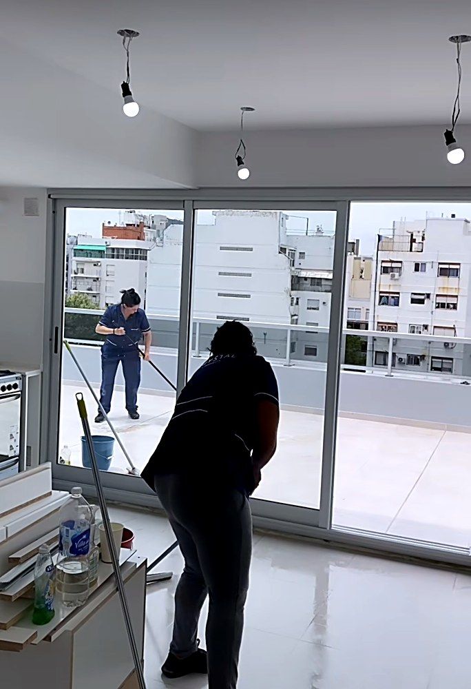 Operarias de Crystal limpiando un departamento a estrenar