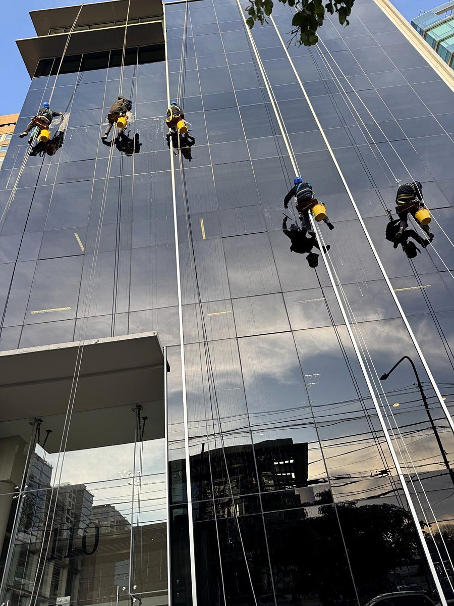 Silleteros de Crystal limpiando una torre vidriada